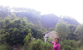 Việc nổ mìn khai thác than ảnh hưởng đến nhà dân Ảnh: Nguyễn Thắng