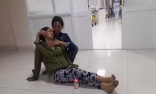 Mẹ của sản phụ Võ Thị Bích Liễu khóc ngất tại bệnh viện