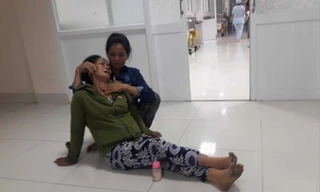 Mẹ của sản phụ Võ Thị Bích Liễu khóc ngất tại bệnh viện