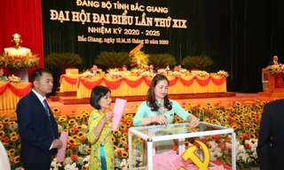 Ðại biểu bỏ phiếu bầu Ban chấp hành tại Ðại hội Ðảng bộ tỉnh Bắc Giang nhiệm kỳ 2020-2025 Ảnh: Như Ý