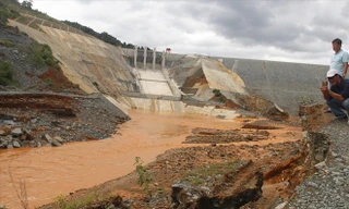 Sự cố vỡ đường dẫn tại thủy điện Sông Bung 2 từng gây ra hậu quả nghiêm trọng Ảnh: H. Văn