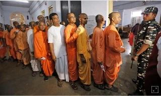 Binh lính cầm vũ khí gác tại một điểm bầu cử tại Kolkata ngày 19/5 Ảnh: Reuters