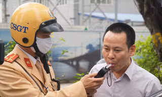 CSGT Hà Nội xử lý vi phạm Ảnh: Nguyễn Hoàn 