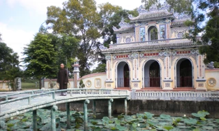 Ao sen trước chùa Sắc Tứ 