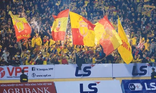 V-League khiến thế giới ngỡ ngàng vì các sân bóng cuồng nhiệt CÐV. Ảnh: Anh Tú 