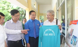 Nguyên Bí thư Đoàn ĐH Y Hà Nội giữ chiếc áo xanh tình nguyện có in dòng chữ: “Thanh niên tình nguyện HÀ NỘI" như một kỷ vật cuộc đời ẢNH: AN KHOA