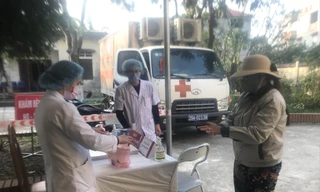 Bác sĩ Hương phát thuốc cho bệnh nhân Ảnh:Thái Hà 