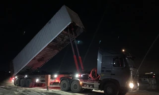 Một xe container được hoán cải thành xe ben “khủng” chở cát Ảnh: Võ Hóa 