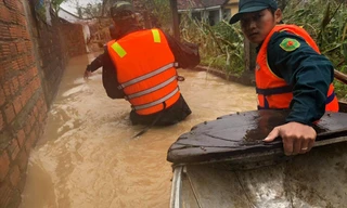Lực lượng xung kích được huy động đưa ghe thuyền di dời, giúp người dân kê dọn đồ đạc, chạy đua với nước lũ Ảnh: Nguyễn Ngọc