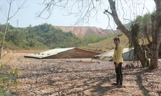 Bà Nguyễn Thị Toàn bên ngôi nhà bị vùi lấp đến nóc 