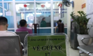 Thu tiền trông xe ở cơ quan công quyền: Chỉ kiểm điểm, khiển trách bảo vệ? 