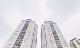 Nhà ở công vụ CT1-CT2 Khu đô thị Yên Hòa, Cầu Giấy, Hà Nội, nơi nhiều cựu cán bộ chậm trả nhà vì chờ hóa giá. Ảnh: Trọng Tài