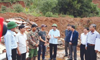 Đồng chí Bùi Văn Cường (đứng giữa), Bí thư Tỉnh ủy thăm vùng thiệt hại do mưa lũ 