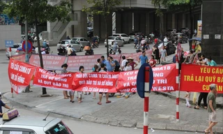 Băng rôn đỏ rực tại chung cư The Westa