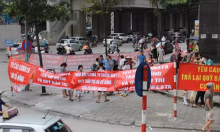 Băng rôn đỏ rực tại chung cư The Westa