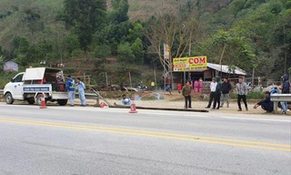 Một dãy hàng quán mới mọc và phá hộ lan cạnh cao tốc Nội Bài - Lào Cai qua Yên Bái Ảnh: Bảo An