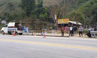 Một dãy hàng quán mới mọc và phá hộ lan cạnh cao tốc Nội Bài - Lào Cai qua Yên Bái Ảnh: Bảo An