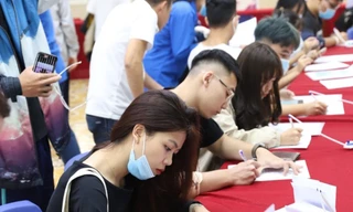 Thí sinh xác nhận nhập học tại trường ÐH Hà Nội Ảnh: Diệp An 