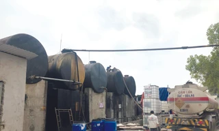 Kho lưu trữ dầu thải tại Công ty Gốm sứ Thanh Hà Ảnh: Quang Lộc