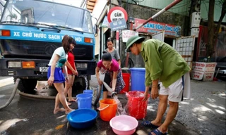 Người dân Hà Nội đôi lúc chật vật mới có được nước sạch để dùng hằng ngày Ảnh: T.H 