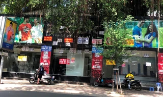 Biển cho thuê nhà, rao vặt ngày càng nhiều trên đường Hai Bà Trưng, Q.1, TPHCM (ảnh chụp ngày 21/8) Ảnh: U.P