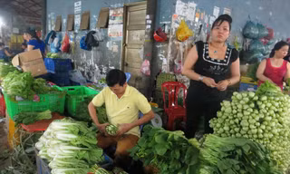 Giá cả nhiều mặt hàng tại TPHCM bắt đầu “tăng giá theo xăng” 