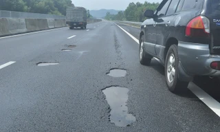 Những vết bong tróc trên cao tốc Đà Nẵng - Quảng Ngãi Ảnh: PV