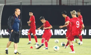 Các cầu thủ Việt Nam làm quen với mặt sân thi đấu Ảnh: Hữu Phạm