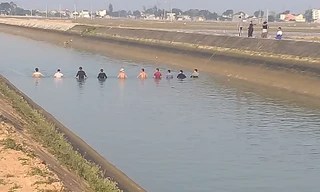 ​ Mái kênh bờ sông Ðào phủ rêu xanh, trơn trượt