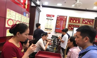 Người dân xếp hàng mua bán tại cửa hàng vàng 