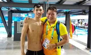 HLV Trung Quốc Hoàng Quốc Huy (phải) chưa thể trở lại Việt Nam để trực tiếp huấn luyện Huy Hoàng Ảnh: CTV