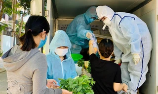 “Phiên chợ 0 đồng” đến với người dân khu phong tỏa Ảnh: H.V 