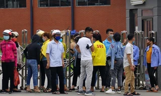 Công nhân đến trụ sở Công ty Shop-Vac ở Hải Dương đòi tiền lương và bảo hiểm. Ảnh: Nguyễn Hoàn