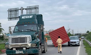 Thùng container bay xuống đường đè trúng xe ô tô ở quận 9 Ảnh: Văn Minh