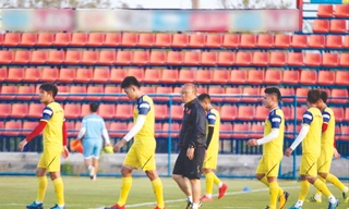 HLV Park Hang Seo không thể triển khai kế hoạch cho những giải đấu quan trọng trong năm nay do dịch Covid-19 khiến bóng đá Việt Nam và thế giới phải tạm ngưng Ảnh: VFF