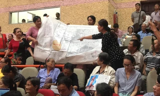 Người dân dựa trên bản đồ quy hoạch cho rằng nhà đất bị giải tỏa tại 5 khu phố thuộc 3 phường An Khánh, Bình An, Bình Khánh ngoài ranh khu ĐTM Thủ Thiêm. Ảnh: Huy Thịnh