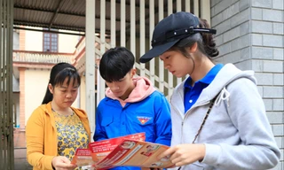 Ðoàn viên thanh niên phát tờ rơi tuyên truyền về phòng, chống dịch COVID-19 đến người dân