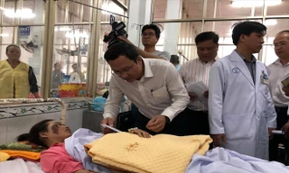 Ông Khuất Việt Hùng, Phó Chủ tịch Ủy ban ATGT Quốc gia động viên các nạn nhân 