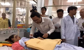 Ông Khuất Việt Hùng, Phó Chủ tịch Ủy ban ATGT Quốc gia động viên các nạn nhân 