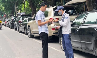 Sáng 8/9 nhân viên tại tất cả các điểm trông xe iParking trên phố Trần Hưng Ðạo đều thu tiền mặt của khách
