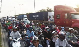 Lưu thông bên cạnh xe container là nỗi sợ hãi của người đi xe máy. Ảnh: Ngô Bình 