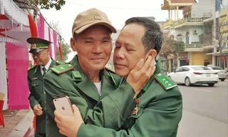 Ông Lý (bên phải) xúc động ôm đồng đội sau bao năm xa cách.