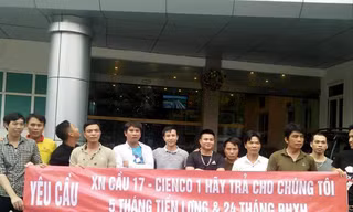 Mới đây, một số lao động tại công ty của Cienco1 kéo tới trụ sở tổng công ty căng biển đòi lương và nợ bảo hiểm xã hội Ảnh: Dương Hưng