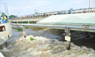 Người dân xem xả đập Trà Sư để đón phù sa từ thượng nguồn về