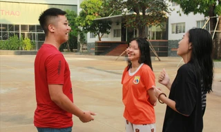 Các thầy cô quản nhiệm luôn gần gũi mỗi ngày để giúp các em sớm thoát khỏi “bóng ma” game online Ảnh: NGÔ TÙNG