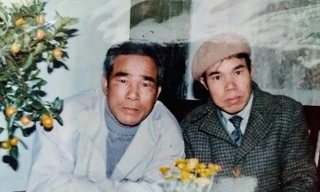 Nhà thơ Võ Văn Trực (trái) và nhà văn Ma Văn Kháng 