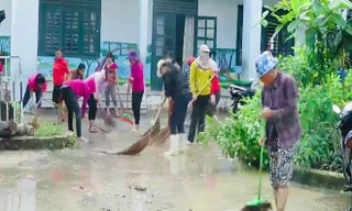 Các thầy cô giáo trường tiểu học Phước Đồng dọn sạch bùn đất ứ đọng 