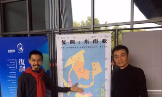 Nghệ sĩ Trần Lương (bên phải) nói với nhà sưu tập Nguyễn Đức Thành (trái) trước giờ khai mạc Polyphony: Southeast Asia tại Trung Quốc: “Tấm poster này chính là một tác phẩm của chúng ta trong triển lãm này!” Ảnh: NVCC