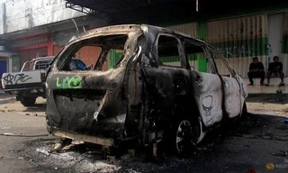  Ô tô bị đốt cháy ở Jayapura, Papua, Indonesia, ngày 30/8 Ảnh: Antara Foto/Gusti Tanati/ via REUTERS 