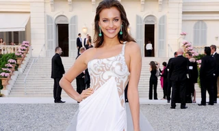 Bồ Ronaldo diện váy trắng tinh khôi